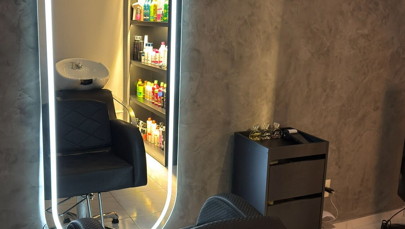 Cadeira e espelho iluminado em Dani Manja Cabelos, São Paulo, São Paulo, BR.