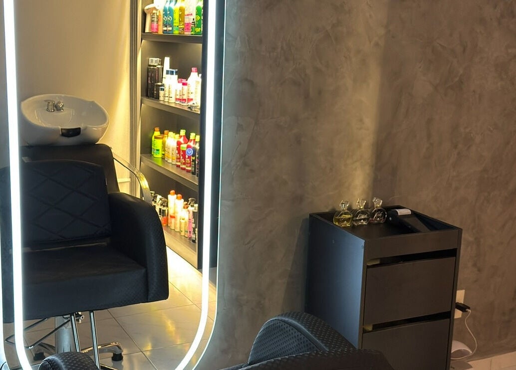 Cadeira e espelho iluminado em Dani Manja Cabelos, São Paulo, São Paulo, BR.