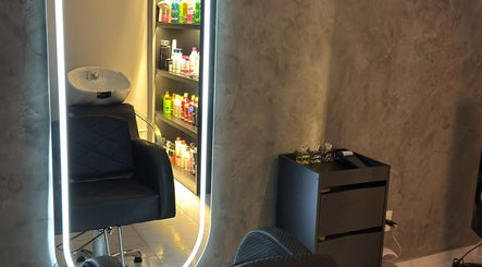 Cadeira e espelho iluminado em Dani Manja Cabelos, São Paulo, São Paulo, BR.