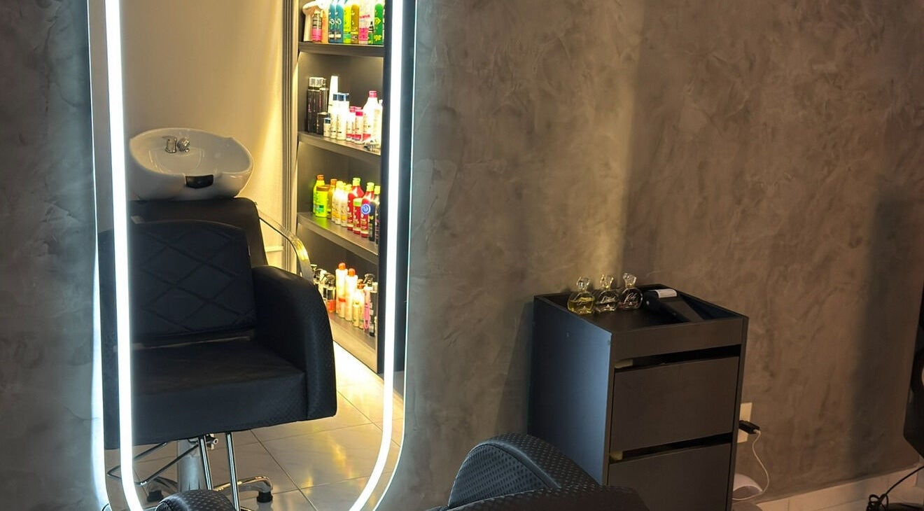 Cadeira e espelho iluminado em Dani Manja Cabelos, São Paulo, São Paulo, BR.