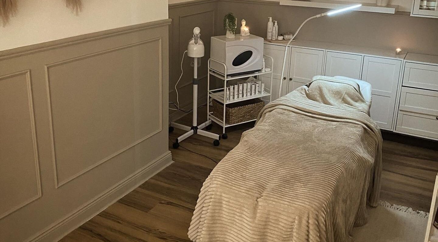 Relaxing treatment room at Annalise Skin and Beauty Studio, County Offaly, IE with a massage bed and warm lighting.