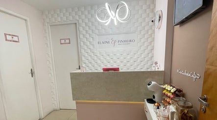 Recepção da Elaine Pinheiro Beauty e Academy em Rio De Janeiro, Rio De Janeiro, BR, com decoração elegante.
