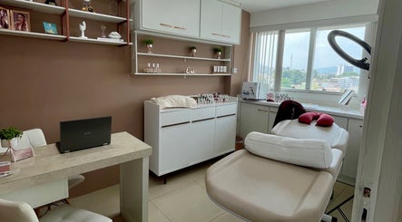 Instalações elegantes de Elaine Pinheiro Beauty e Academy em Rio De Janeiro, RJ, BR, com mesa e cadeira de estética.