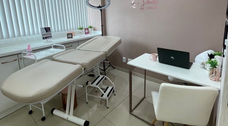 Sala de tratamento em Elaine Pinheiro Beauty e Academy, Rio De Janeiro, BR com maca e mesa decorada.