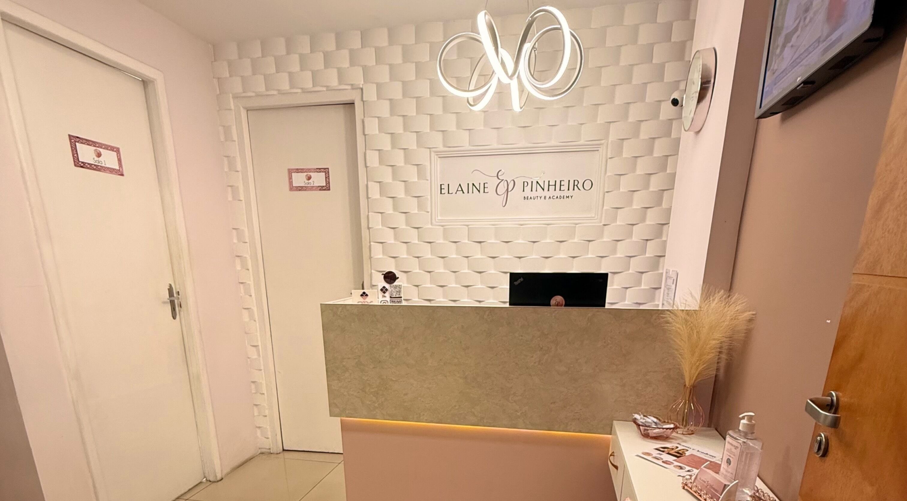 Recepção do Elaine Pinheiro Beauty e Academy, Rio De Janeiro, com decoração moderna.
