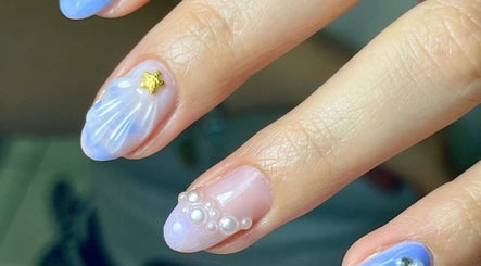 Diseño de uñas con conchas y perlas en DR Nail Studio, Heredia, Heredia, CR.