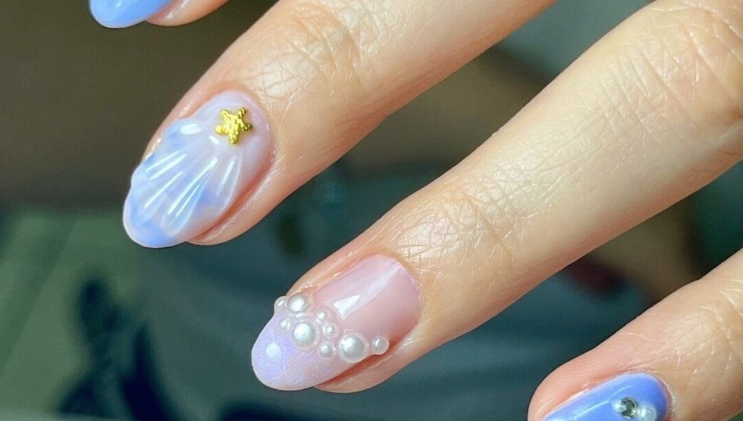 Elegante diseño de uñas con perlas en DR Nail Studio, Heredia, Heredia, CR.