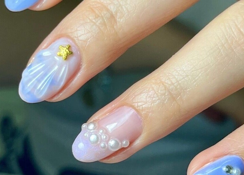 Elegante diseño de uñas con perlas en DR Nail Studio, Heredia, Heredia, CR.