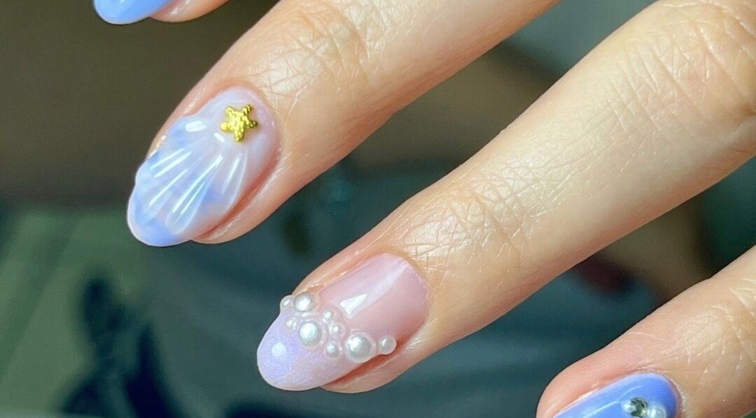 Elegante diseño de uñas con perlas en DR Nail Studio, Heredia, Heredia, CR.