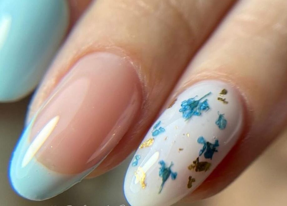 Arte de uñas florales en DR Nail Studio, Heredia, Heredia, CR. Diseño elegante en tonos pastel.