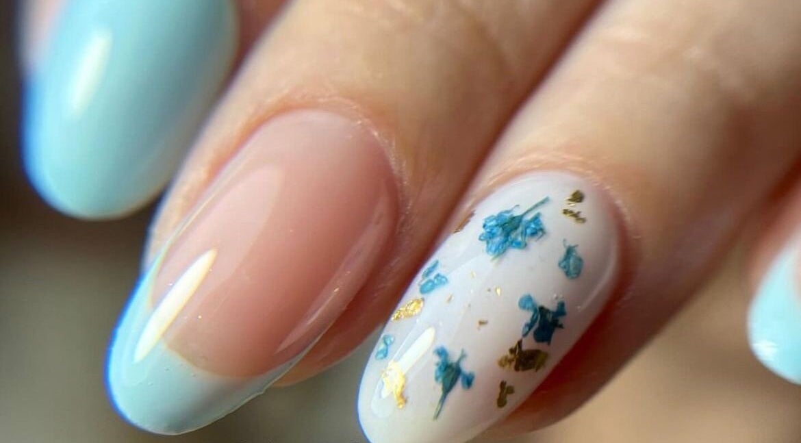 Arte de uñas florales en DR Nail Studio, Heredia, Heredia, CR. Diseño elegante en tonos pastel.