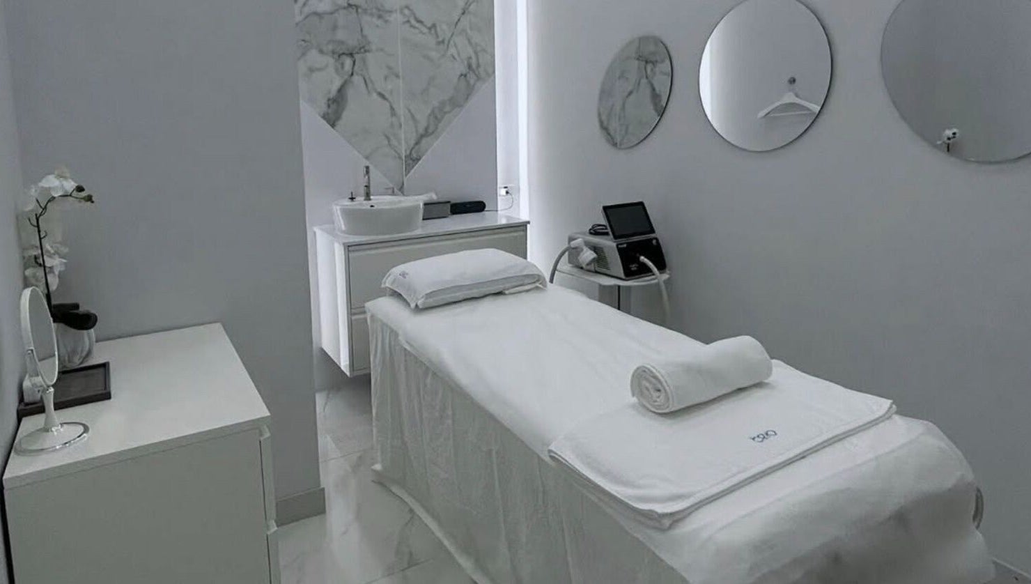 Elegant treatment room at °CRYO Mahanakhon Cube, Krung Thep Maha Nakhon, with minimalist decor and modern equipment.