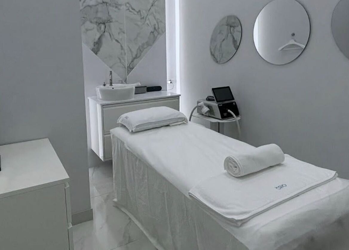 Elegant treatment room at °CRYO Mahanakhon Cube, Krung Thep Maha Nakhon, with minimalist decor and modern equipment.