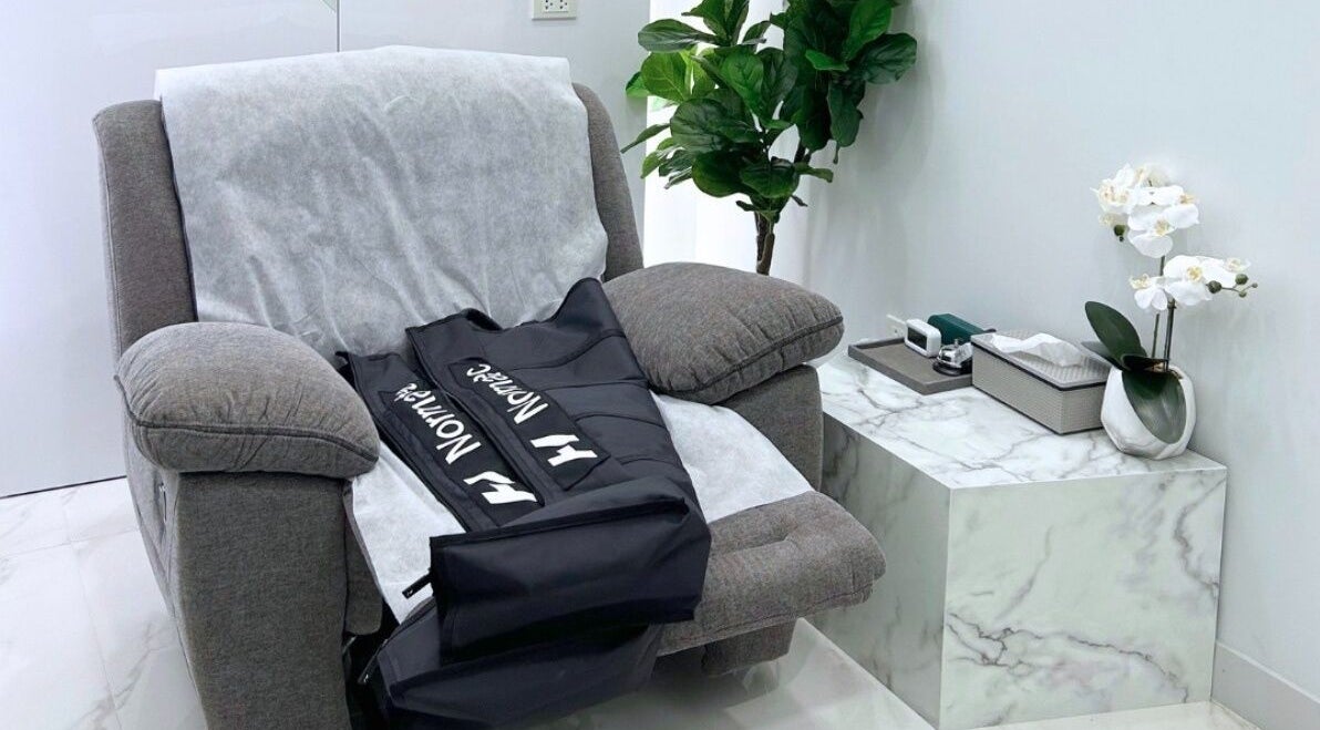 Comfortable seating in °CRYO Mahanakhon Cube, Krung Thep Maha Nakhon, for ultimate relaxation and wellness.