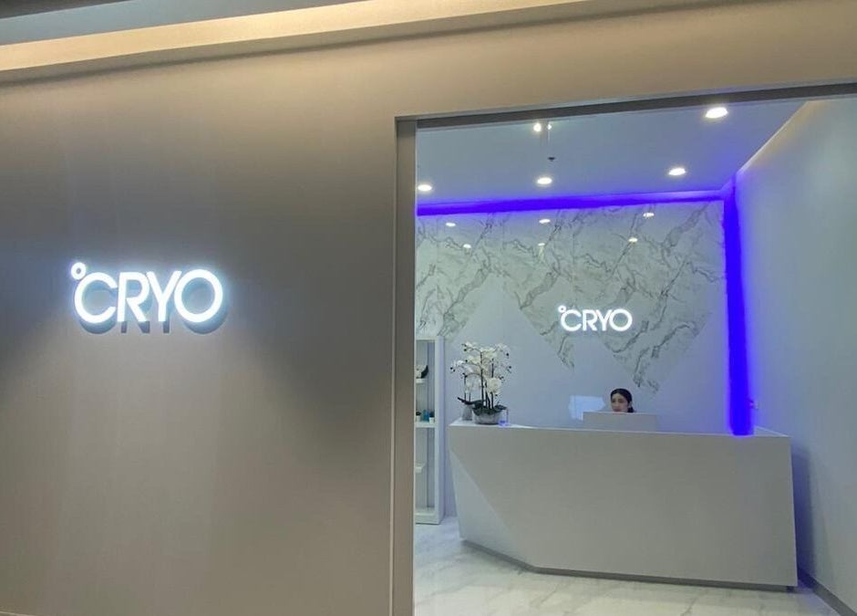 °CRYO Mahanakhon Cube reception area in Krung Thep Maha Nakhon features modern design and soft lighting.