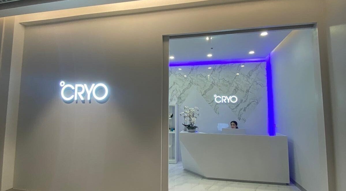 °CRYO Mahanakhon Cube reception area in Krung Thep Maha Nakhon features modern design and soft lighting.