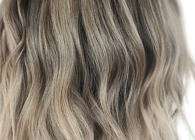 Wavy, blonde hair showcased at Hue of Aura, Timaru, Canterbury, NZ. Perfect blend of style and elegance.