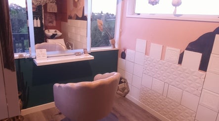 Elegant salon chair with mirror at Hue of Aura, Timaru, Canterbury, NZ, offering a serene beauty experience.