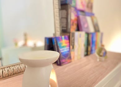Elegant mirror and candle at Soulful Therapy, Amsterdam, Noord-Holland, NL, creating a serene ambiance.