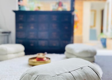 Cozy meditation space at Soulful Therapy, Amsterdam, Noord-Holland, NL, featuring plush cushions and serene decor.