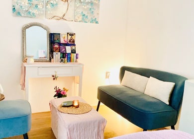 Cozy lounge at Soulful Therapy, Amsterdam, Noord-Holland, NL with elegant chairs and a soothing decor aesthetic.