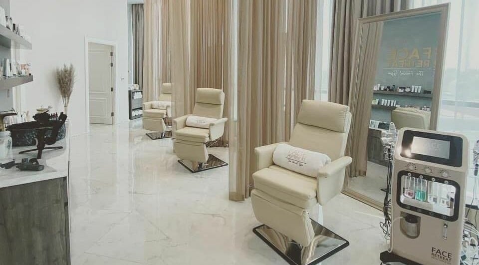 Relaxing spa chairs at Face Retreat - the Facial Spa, دبي, دبي, AE, offering premium beauty treatments.