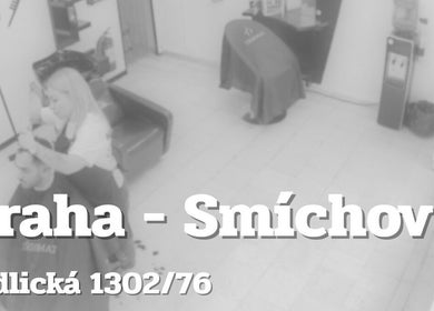 Kadeřnice pracuje v salonu STŘIHOMAT - Radlická 76, Smichov, Praha 5, Hlavní Město Praha, CZ.