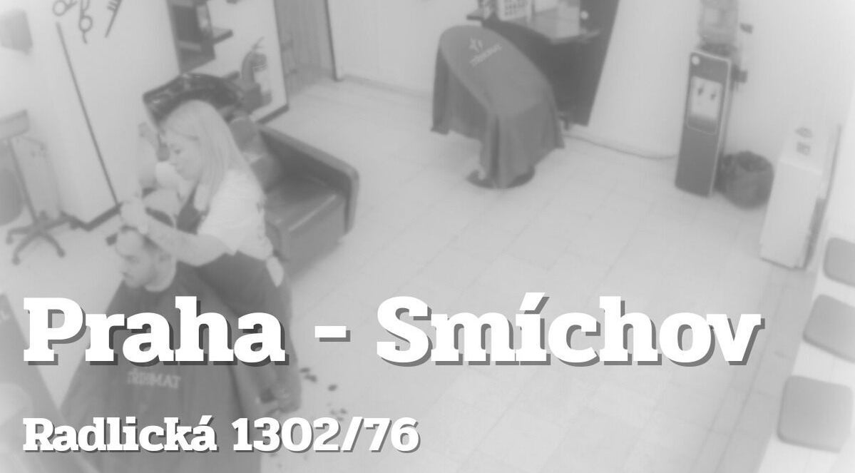 Kadeřnice pracuje v salonu STŘIHOMAT - Radlická 76, Smichov, Praha 5, Hlavní Město Praha, CZ.