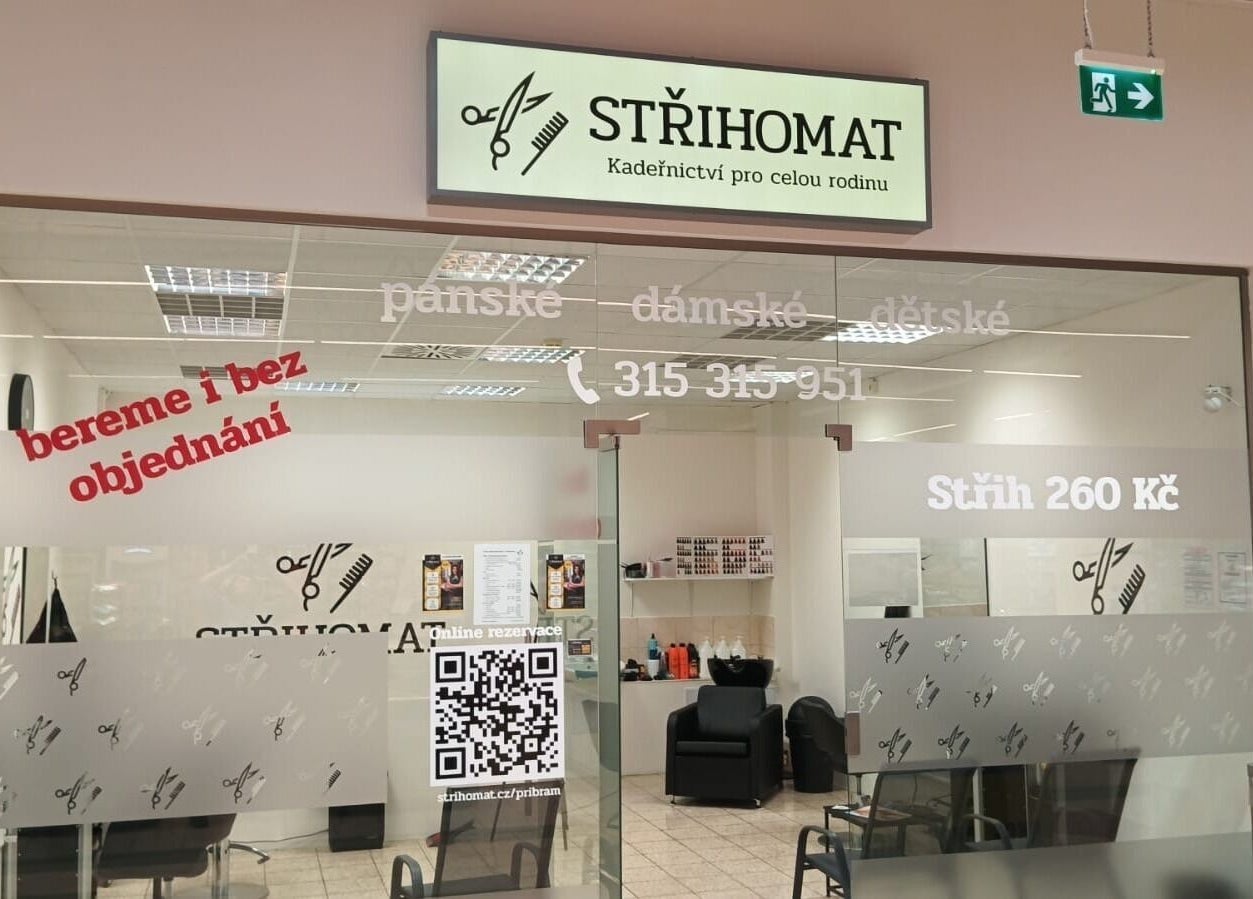Vstup do kadeřnictví STŘIHOMAT, Brodská 496, Příbram, Středočeský Kraj, CZ s moderním interiérem.
