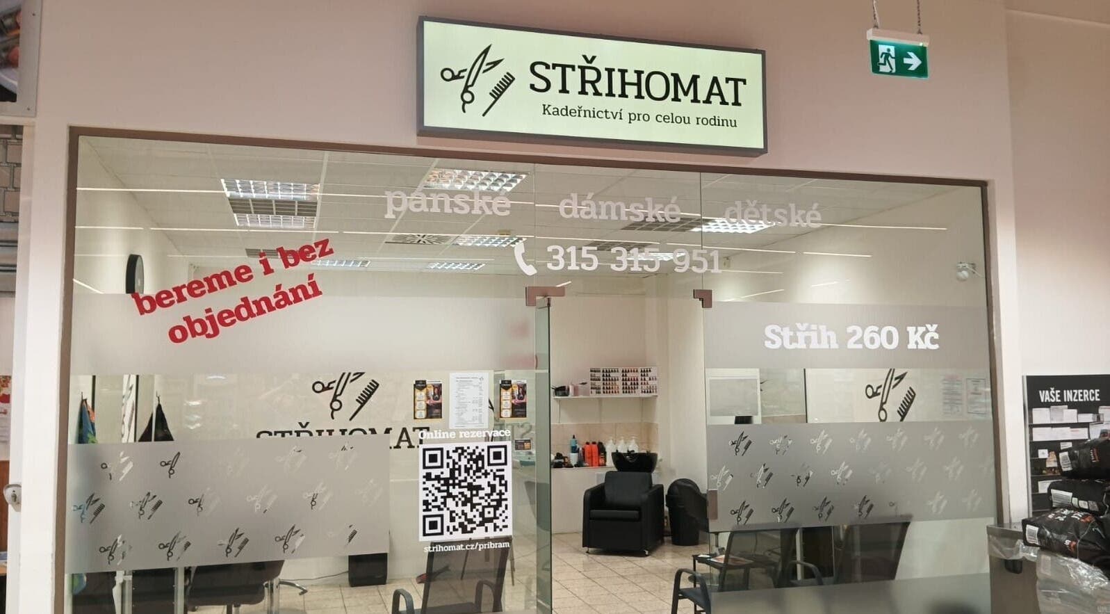 Vstup do kadeřnictví STŘIHOMAT, Brodská 496, Příbram, Středočeský Kraj, CZ s moderním interiérem.