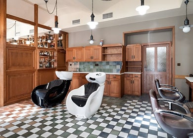 Interiér salonu STŘIHOMAT - Záběhlická 53, Praha 10, Hlavní Město Praha, CZ s retro designem.