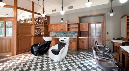 Interiér salonu STŘIHOMAT - Záběhlická 53, Praha 10, Hlavní Město Praha, CZ s retro designem.