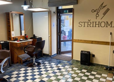 Interiér salonu STŘIHOMAT - Záběhlická 53, Praha 10, Hlavní Město Praha, CZ, s moderními kadeřnickými křesly.
