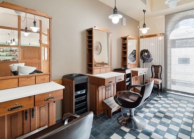 Stylový interiér Střihomat - Záběhlická 53, Praha 10, Hlavní Město Praha, CZ s vintage zrcadly a křesly.