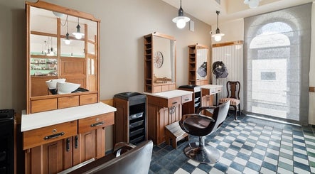 Stylový interiér Střihomat - Záběhlická 53, Praha 10, Hlavní Město Praha, CZ s vintage zrcadly a křesly.