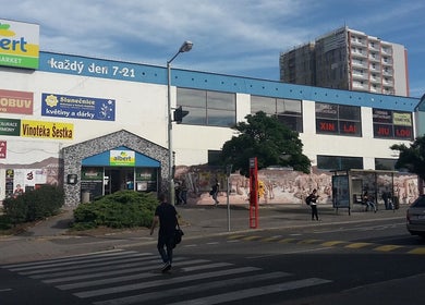 Budova supermarketu nedaleko Střihomat - Plukovníka Mráze 24, Praha 15, Hlavní Město Praha, CZ.