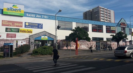 Budova supermarketu nedaleko Střihomat - Plukovníka Mráze 24, Praha 15, Hlavní Město Praha, CZ.