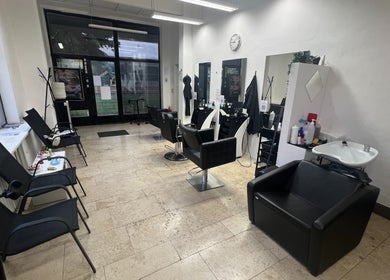 Moderní prostor salonu ve Střihomat - Rilská 3, Praha 4, Hlavní Město Praha, CZ.