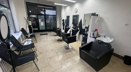 Moderní prostor salonu ve Střihomat - Rilská 3, Praha 4, Hlavní Město Praha, CZ.