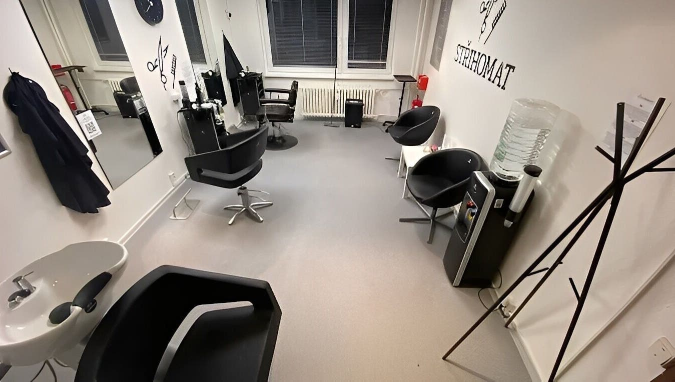 Elegantní interiér salonu Střihomat - Mikulova 13, Praha 11, Hlavní Město Praha, CZ s moderním nábytkem.