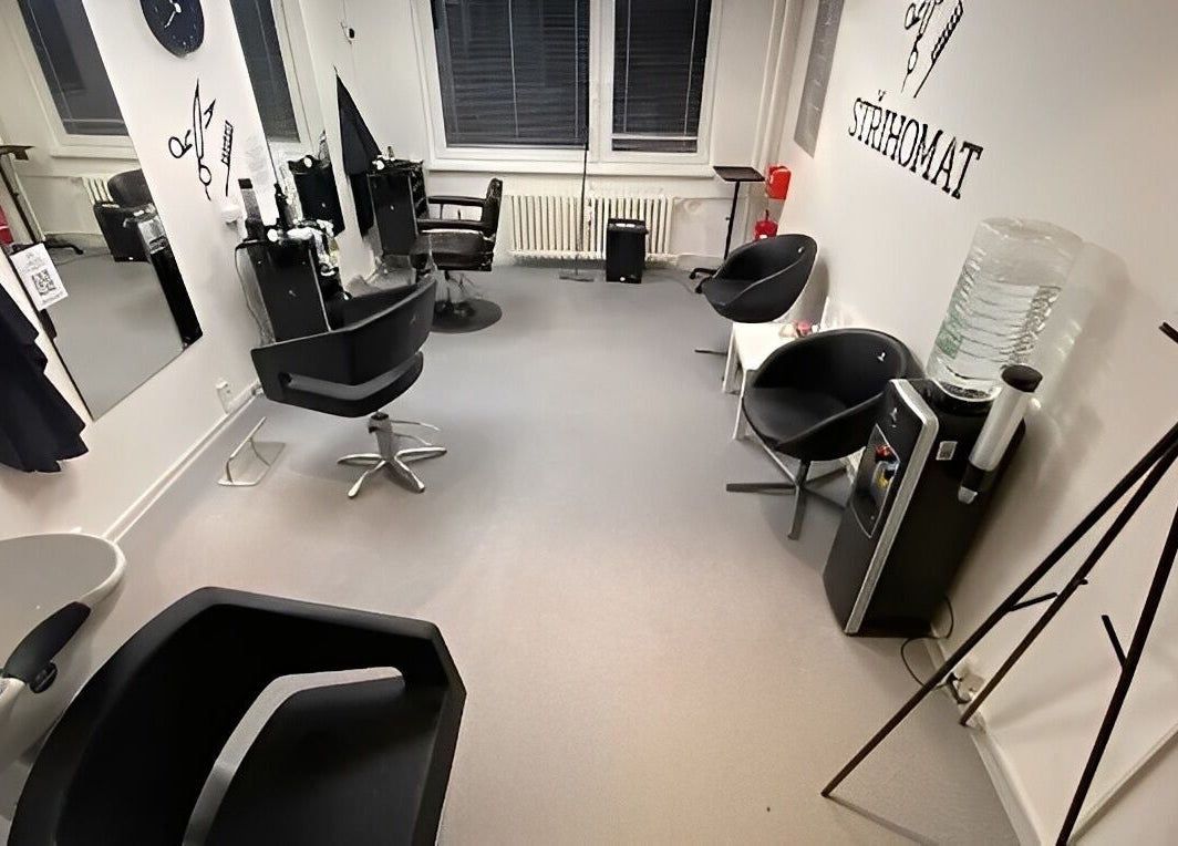 Elegantní interiér salonu Střihomat - Mikulova 13, Praha 11, Hlavní Město Praha, CZ s moderním nábytkem.