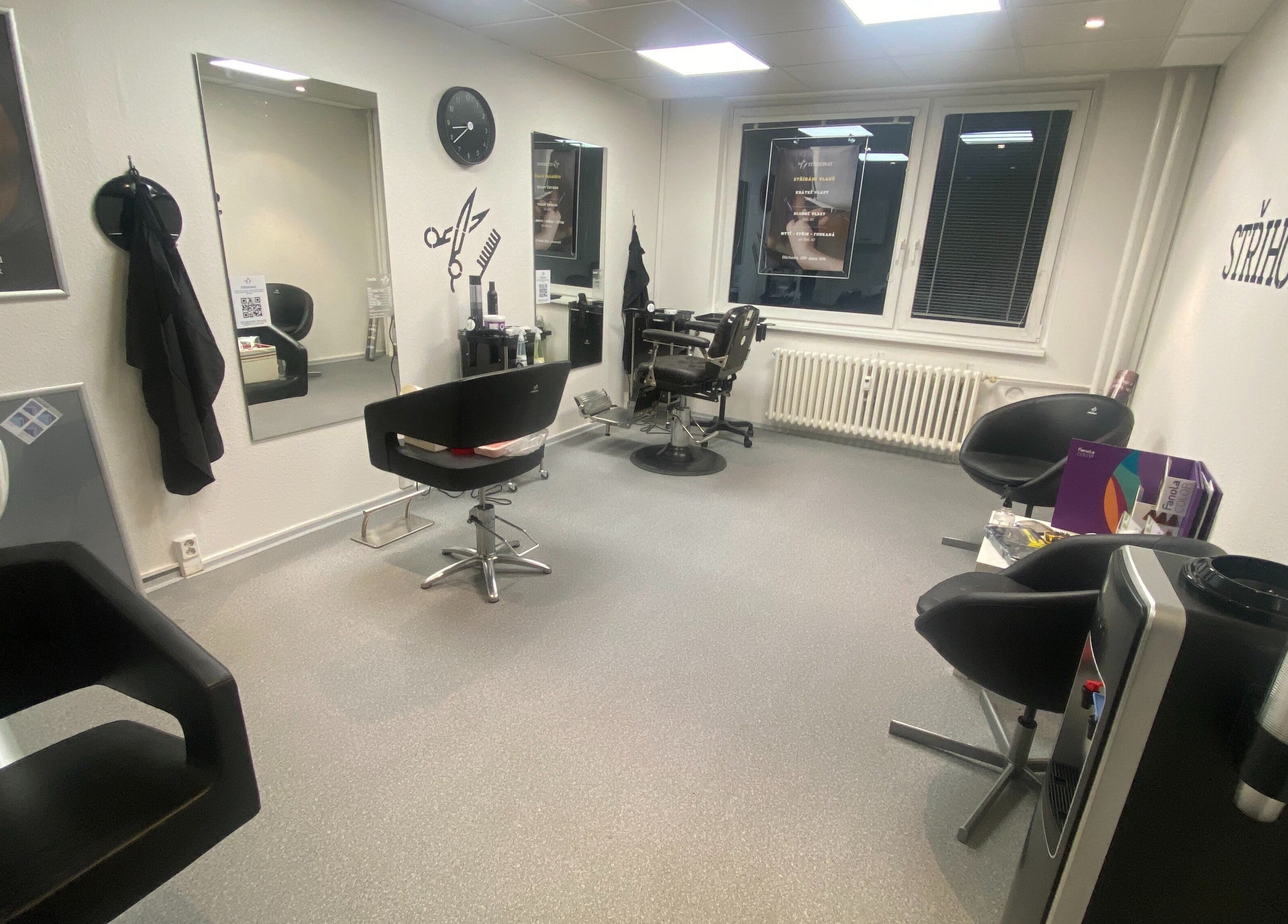 Moderní interiér Střihomat - Mikulova 13, Praha 11, Hlavní Město Praha, Hlavní Město Praha, CZ.