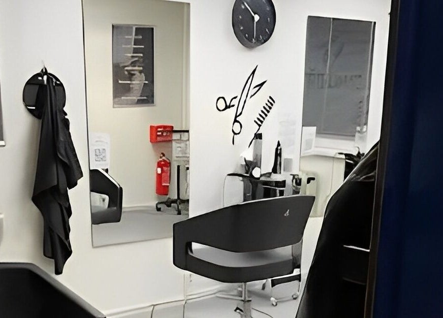 Interiér salonu Střihomat - Mikulova 13, Praha 11, Hlavní Město Praha, CZ s moderním kadeřnickým křeslem.