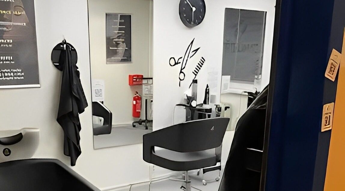 Interiér salonu Střihomat - Mikulova 13, Praha 11, Hlavní Město Praha, CZ s moderním kadeřnickým křeslem.