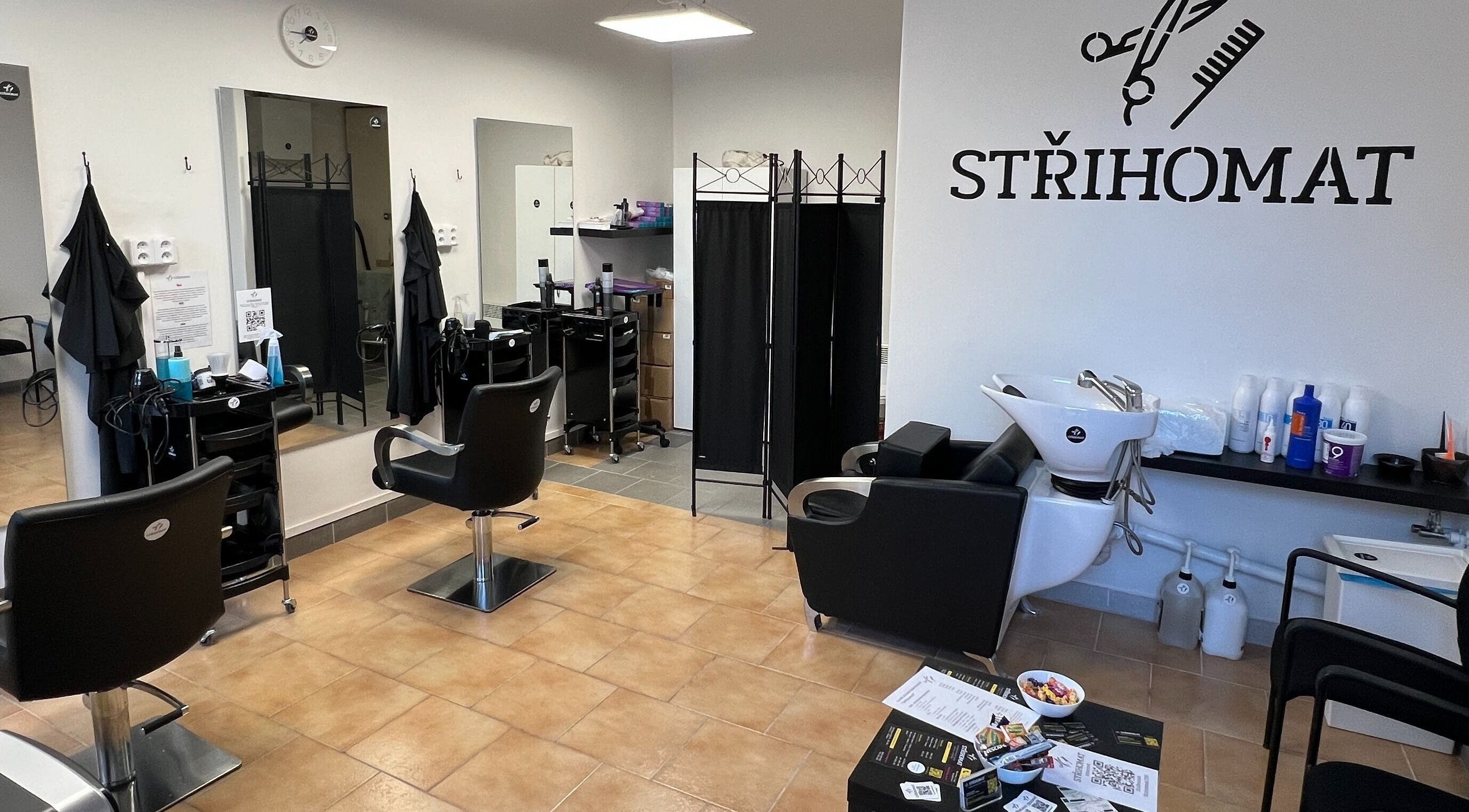 Interiér salonu Střihomat - Hartigova 11, Praha 3 s moderním vybavením. Hlavní Město Praha, CZ