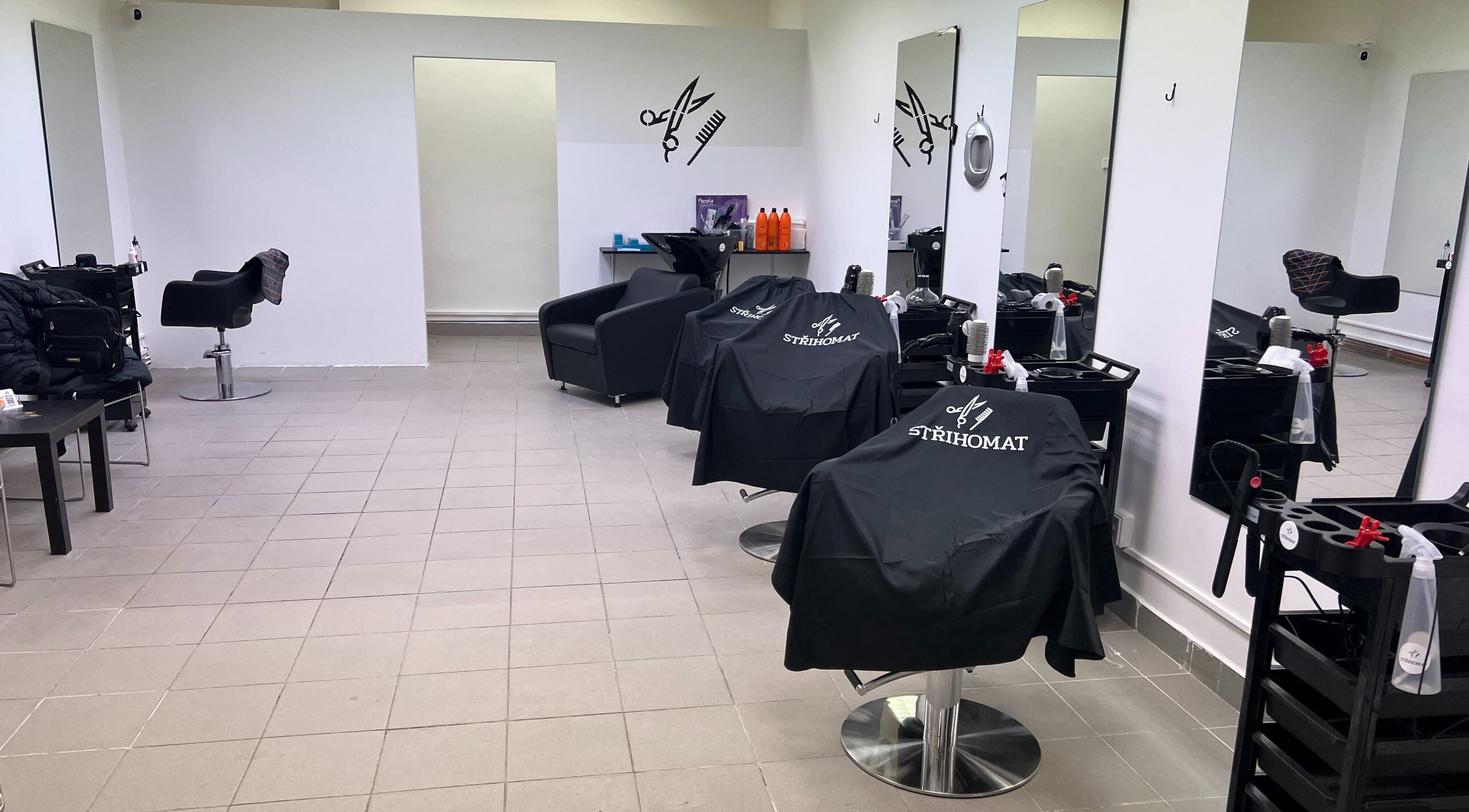 Interiér salonu Střihomat- Trousilova 2, Praha 8, moderní design, Hlavní Město Praha, Hlavní Město Praha, CZ.