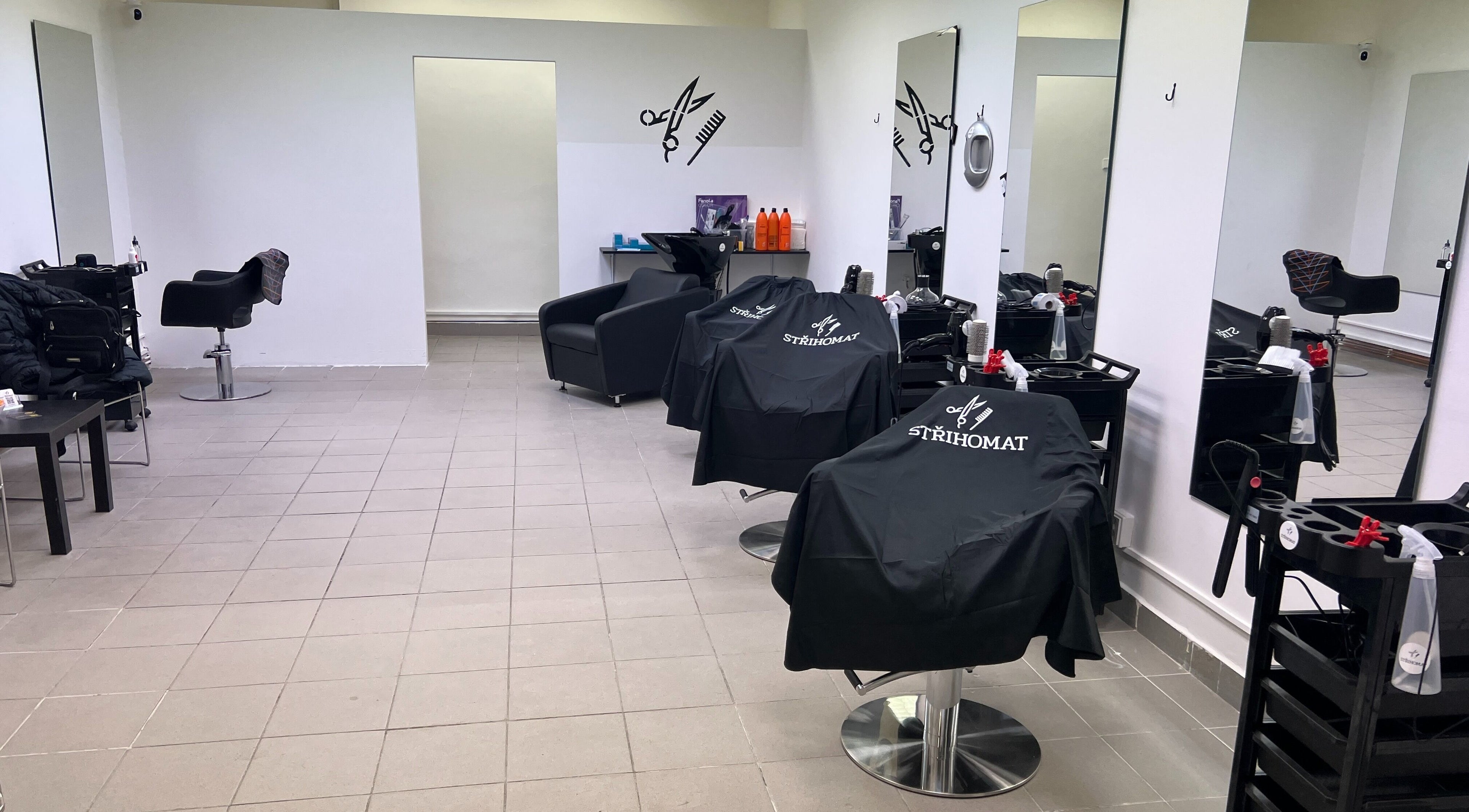 Interiér salonu Střihomat- Trousilova 2, Praha 8, moderní design, Hlavní Město Praha, Hlavní Město Praha, CZ.