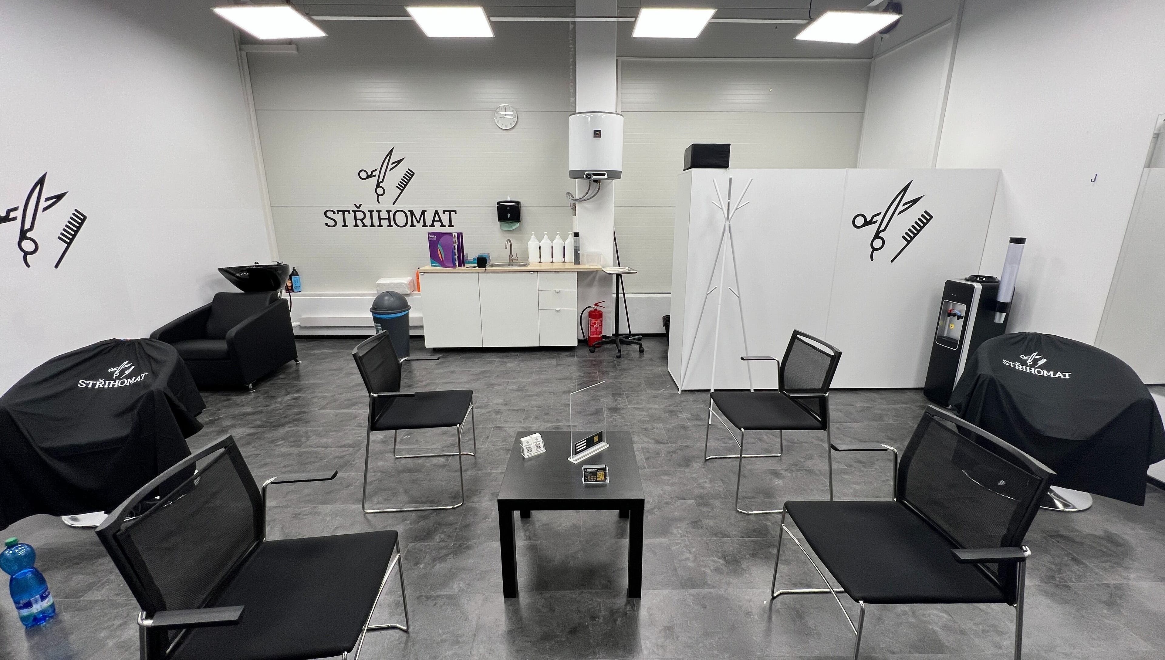 Moderní interiér salonu Střihomat - Červené Vršky 2448, Benešov. Příjemné místo v Benešov U Prahy, Středočeský Kraj, CZ.