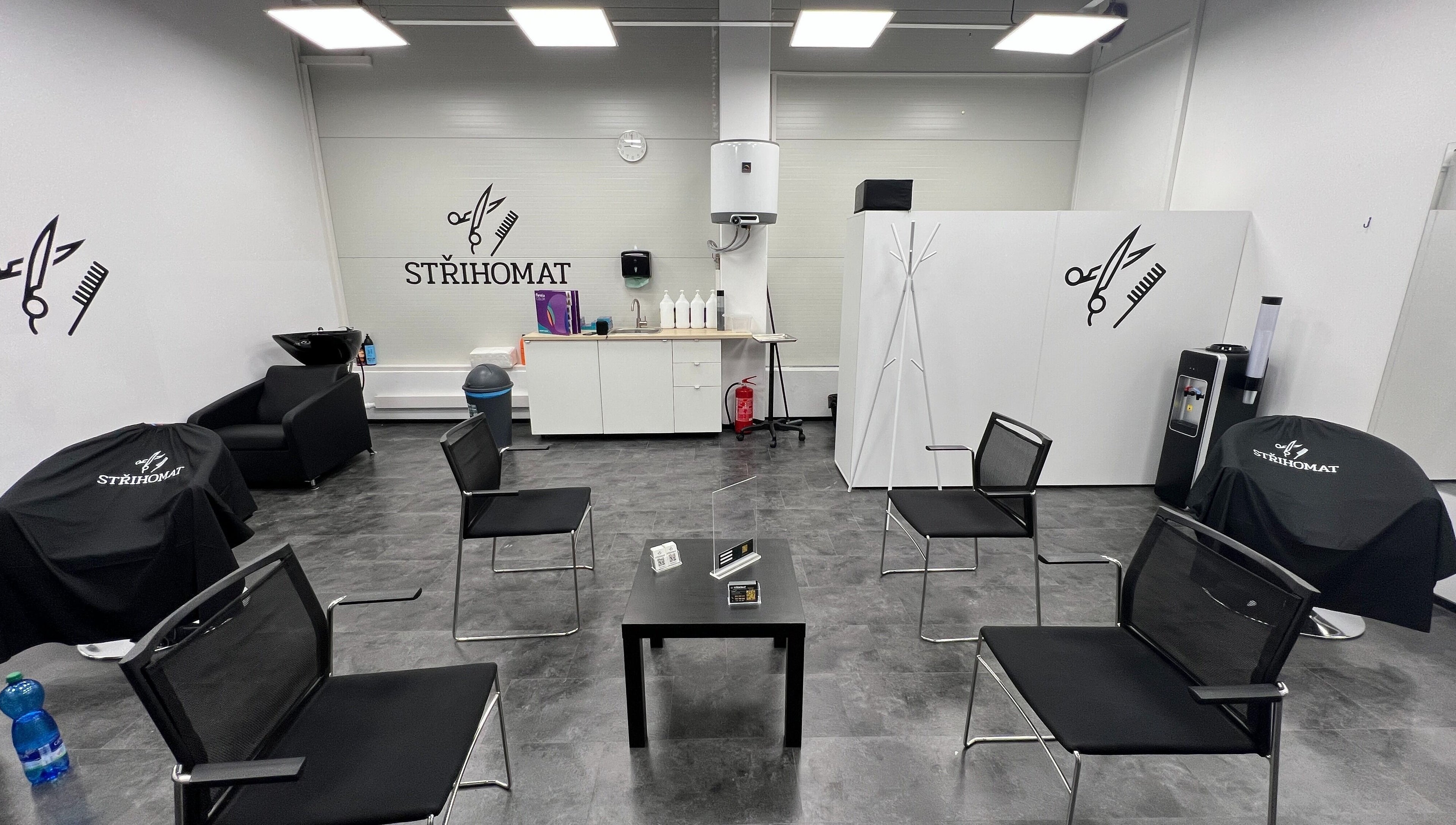 Moderní interiér salonu Střihomat - Červené Vršky 2448, Benešov. Příjemné místo v Benešov U Prahy, Středočeský Kraj, CZ.