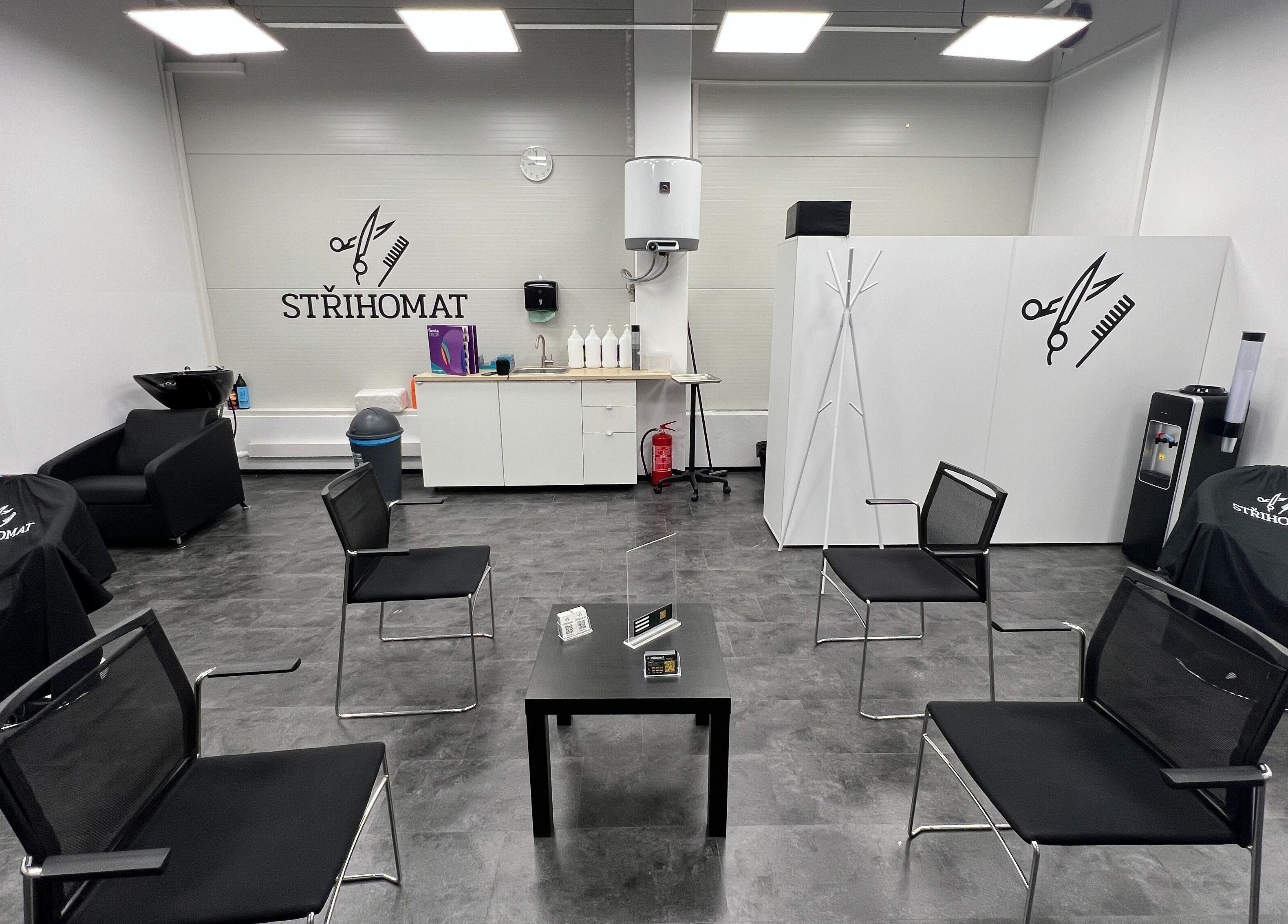 Moderní interiér salonu Střihomat - Červené Vršky 2448, Benešov. Příjemné místo v Benešov U Prahy, Středočeský Kraj, CZ.